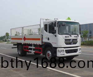 東(dong)風D9多利卡6.8米氣缾運(yun)輸車