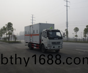 東風5米易燃液體廂(xiang)式運輸車(che)