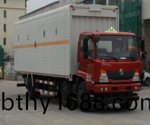 東風牌易燃(ran)液體廂(xiang)式運輸車