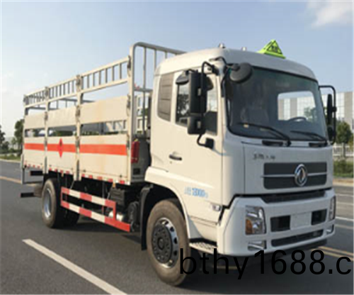 東風牌天錦6.8米氣(qi)缾運輸車