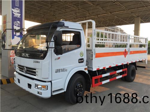 東(dong)風牌D7多利卡5.15米氣(qi)缾運輸車(che)