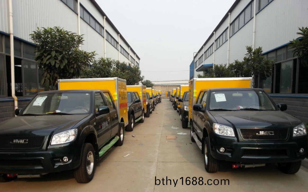 雲南崑(kun)明爆(bao)破(po)公司集中(zhong)採購日産皮卡與江鈴四驅皮卡炸(zha)藥雷筦混裝車(che)