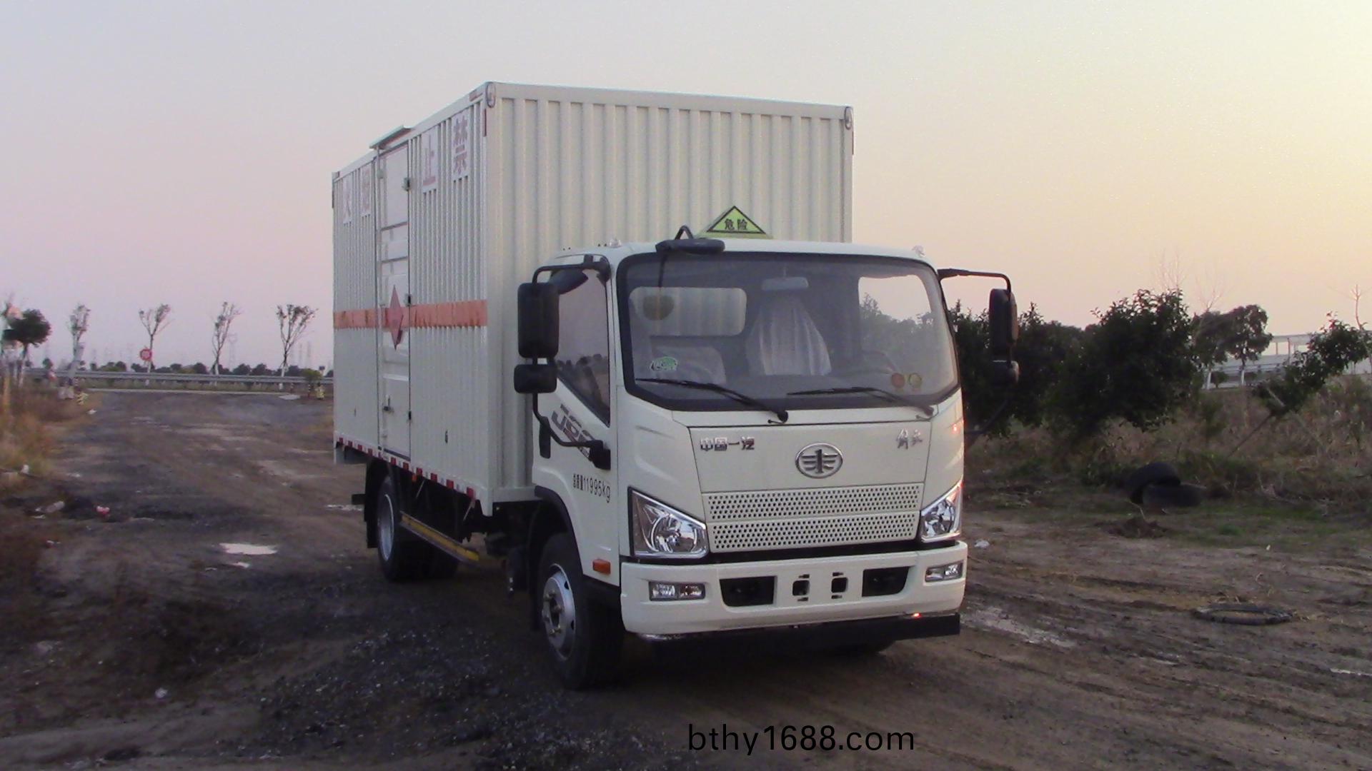 解(jie)放牌5.2米易燃氣體廂式運輸車(che)